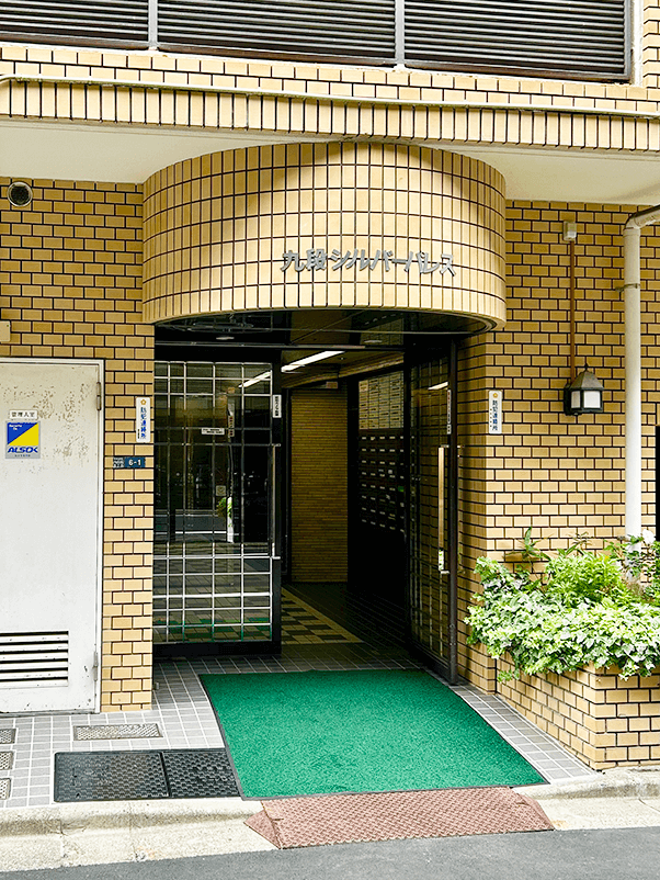 九段シルバーパレス入り口