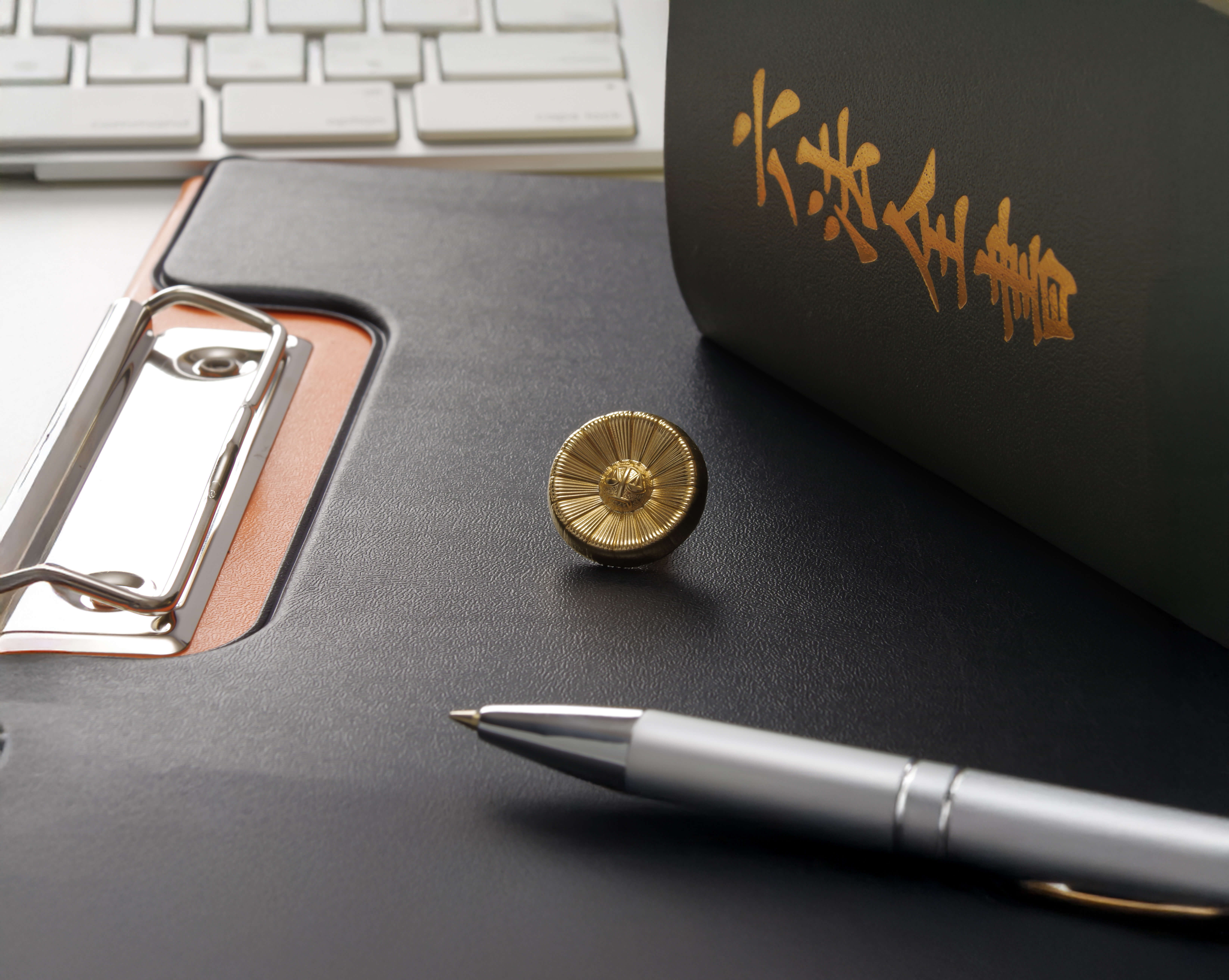 弁護士バッジと六法全書